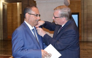 Abdulaziz Al-Mikhlafi, Generalsekretär der Ghorfa, bei der Verleihung des Bundesverdienstkreuzes