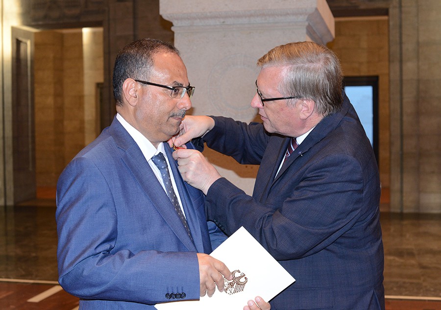 Abdulaziz Al-Mikhlafi, Generalsekretär der Ghorfa, bei der Verleihung des Bundesverdienstkreuzes