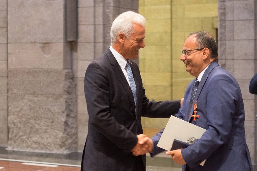 Peter Ramsauer gratuliert Abdulaziz Al-Mikhlafi, Generalsekretär der Ghorfa, bei der Verleihung des Bundesverdienstkreuzes
